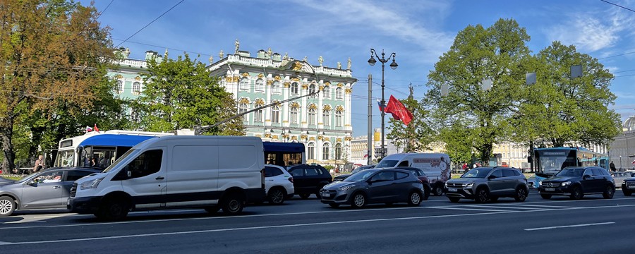 В Петербурге на выходные увеличат число автобусных маршрутов до кладбищ